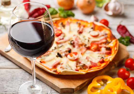 Удачное сочетание пиццы и вина - условие хорошего вкусового эффекта